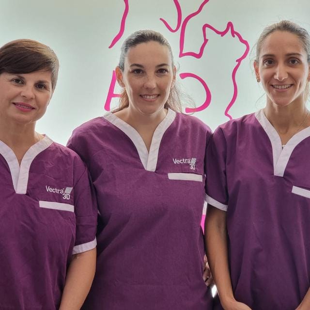 Nuestro equipo veterinario en Azahara Equipo veterinario del Centro Azahara, con uniforme morado y sonrisa, comprometidas con el cuidado animal.