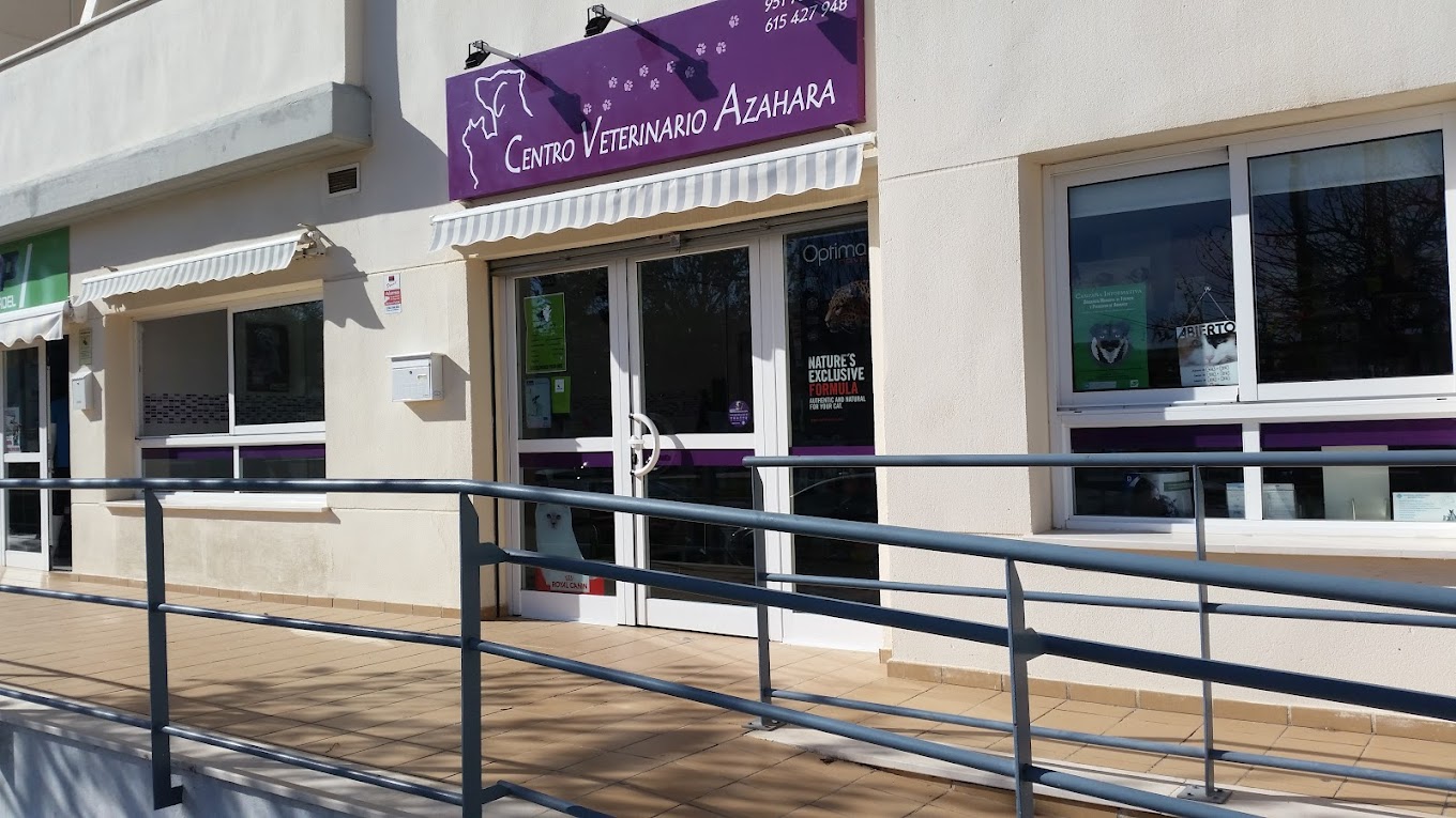 Fachada del Centro Veterinario Azahara en Rincón de la Victoria