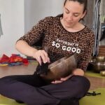 Terapia con cuenco tibetano para perro en consulta veterinaria, sonoterapia animal